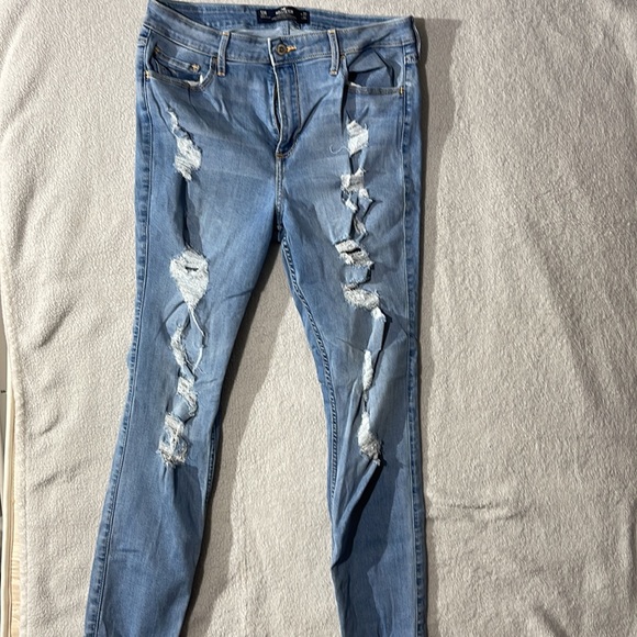 Hollister Jean - Picture 3 of 4